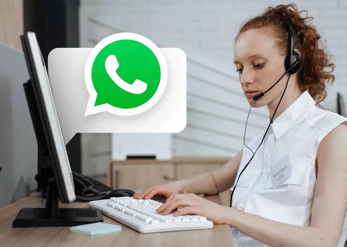 Consultora atendendo pelo computador