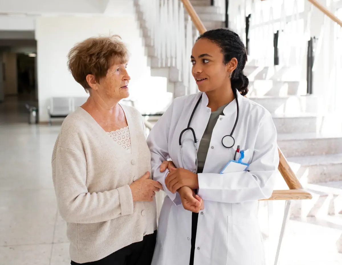 Médica conversando com paciente