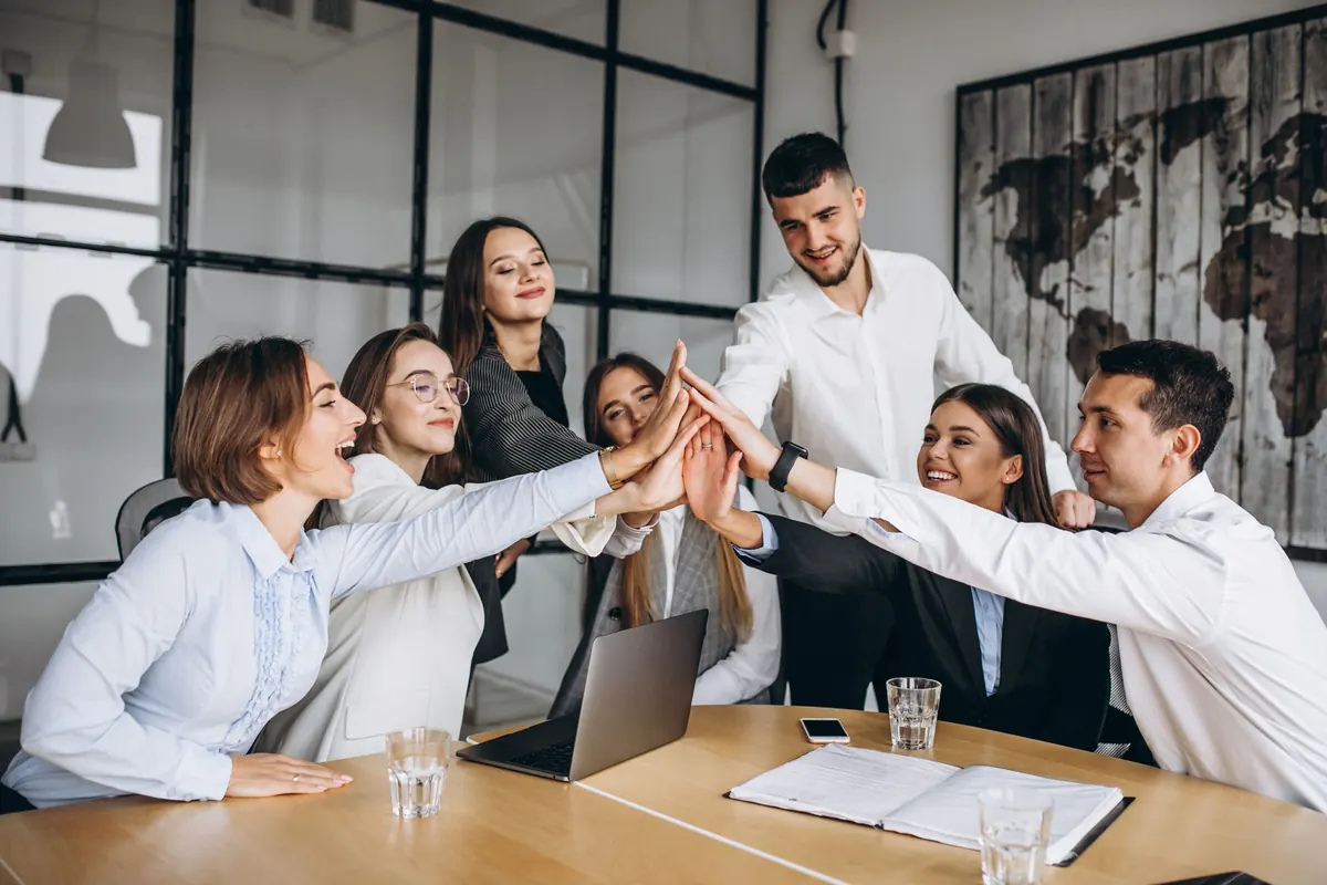 Equipe comemorando em reunião
